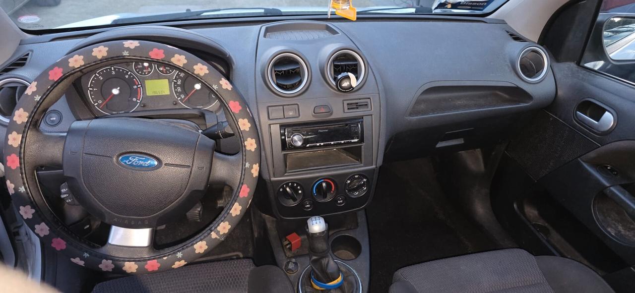 Ford Fiesta 1.6 TDCi 3p. Ghia S neopatentati