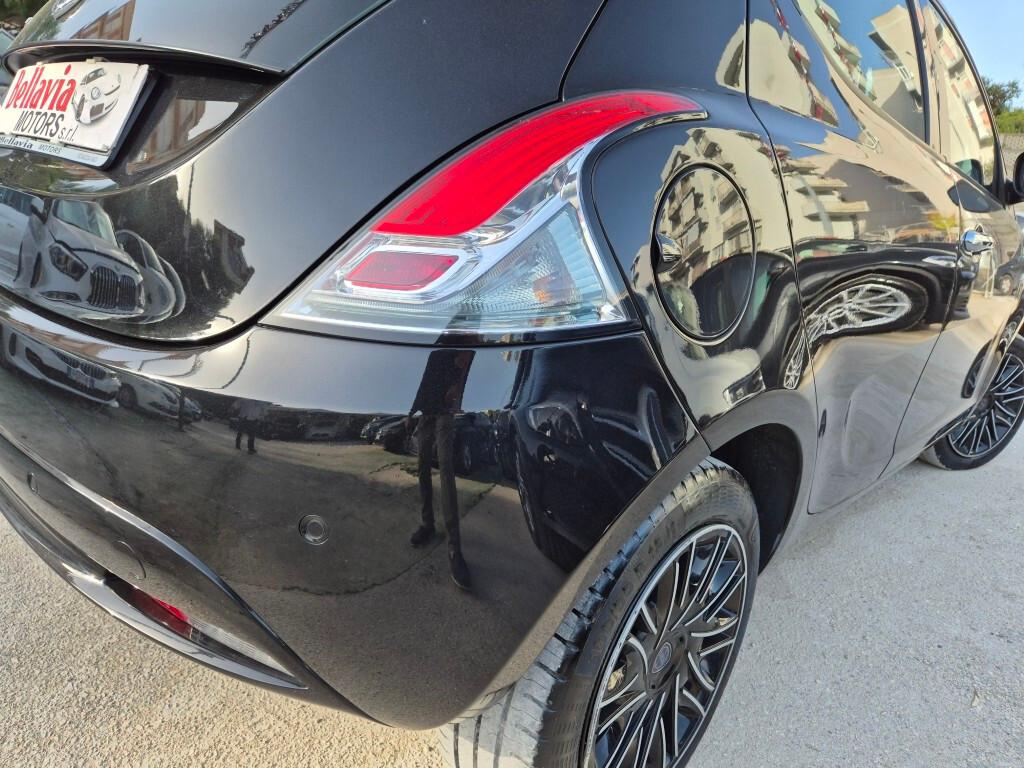 Lancia Ypsilon 1.2 69 CV 5-POSTI Gold