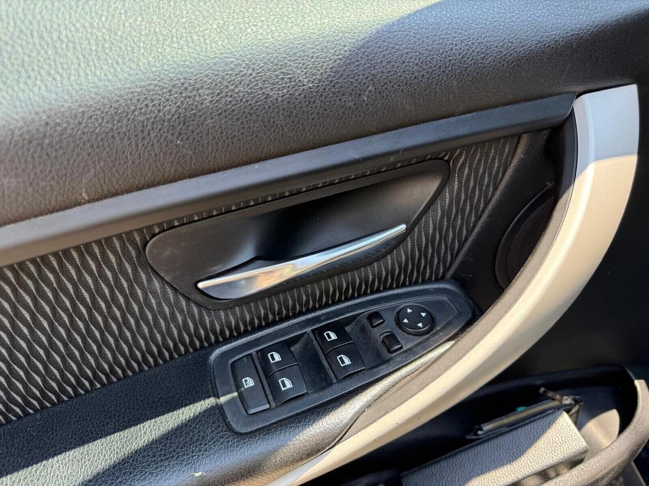 Bmw 318d Touring Business aut. Navi Professional Fari Xeno