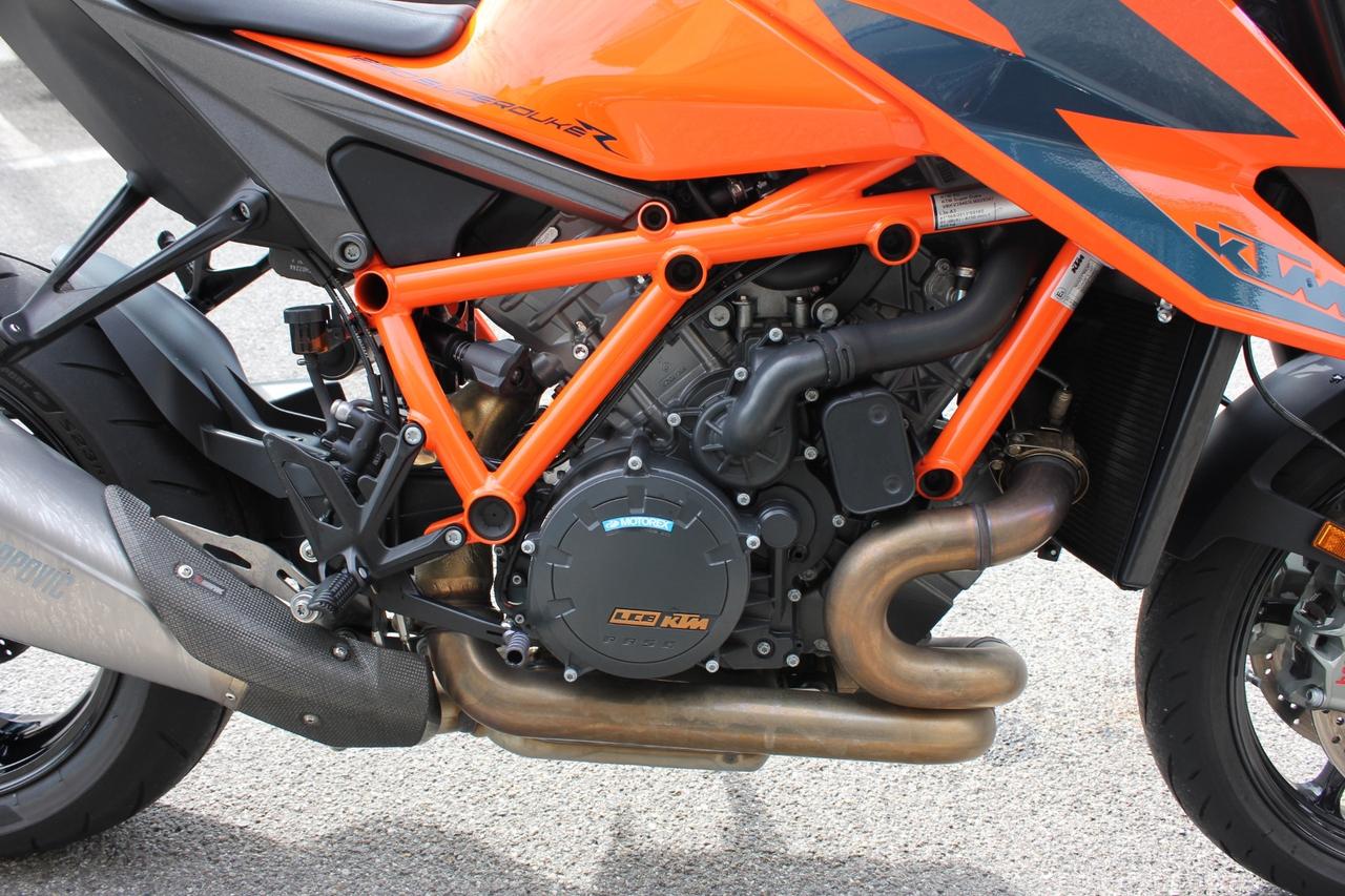KTM 1290 SUPER DUKE R PARI AL NUOVO TERMINALE AKRAPOVIC