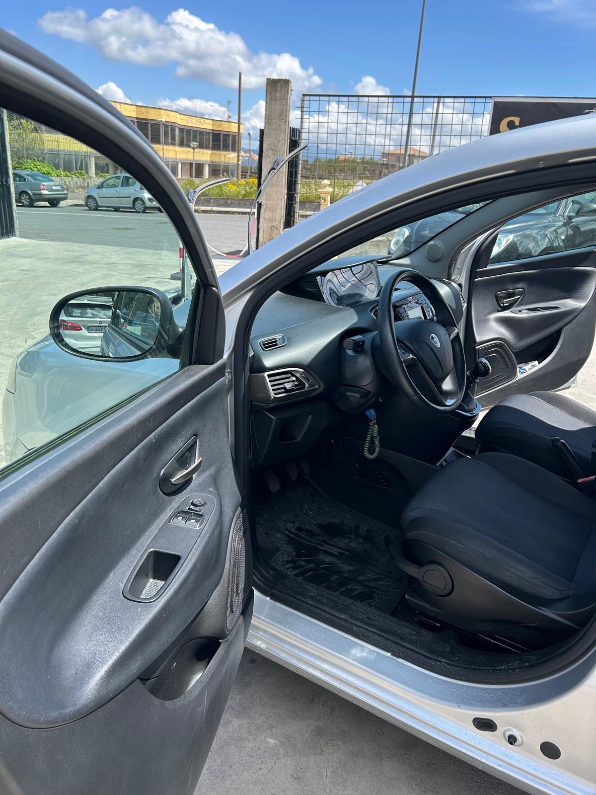 Lancia Ypsilon 1.2 69 CV 5 porte S&S Gold