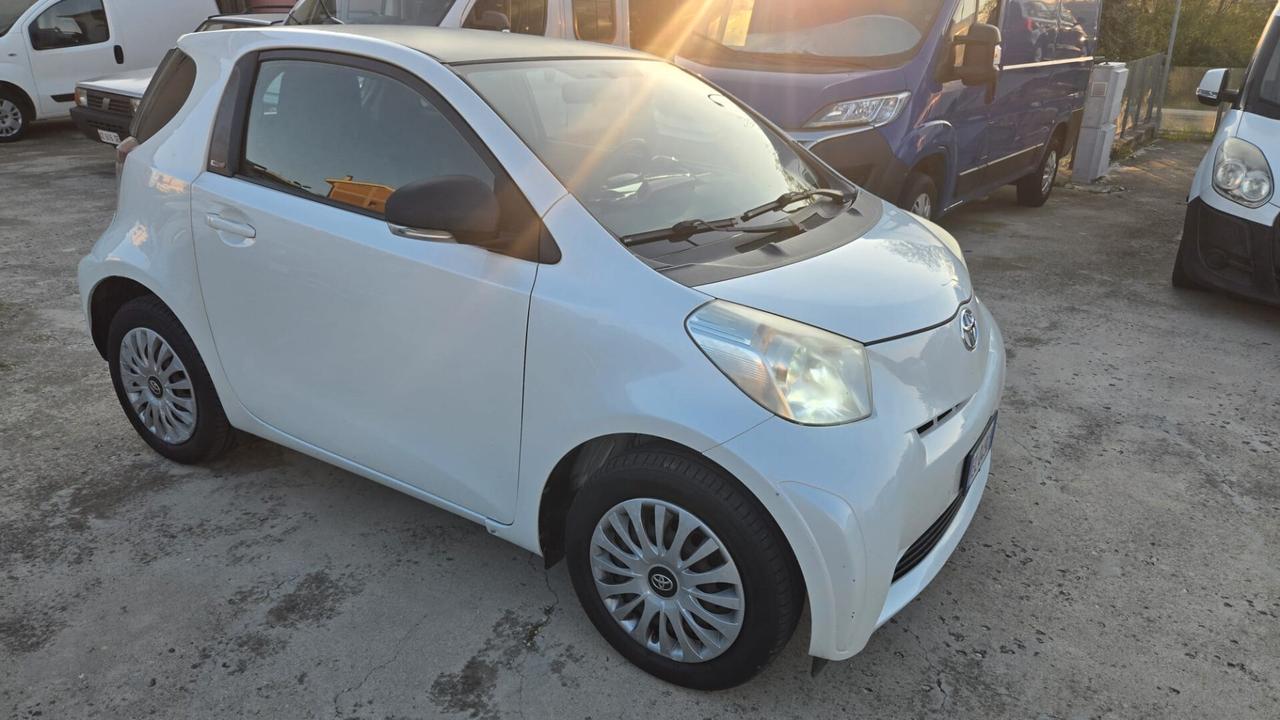 Toyota iQ lounge