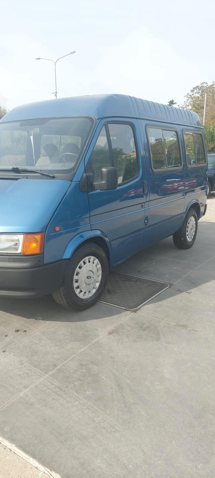 Ford Transit Connect 8 posti