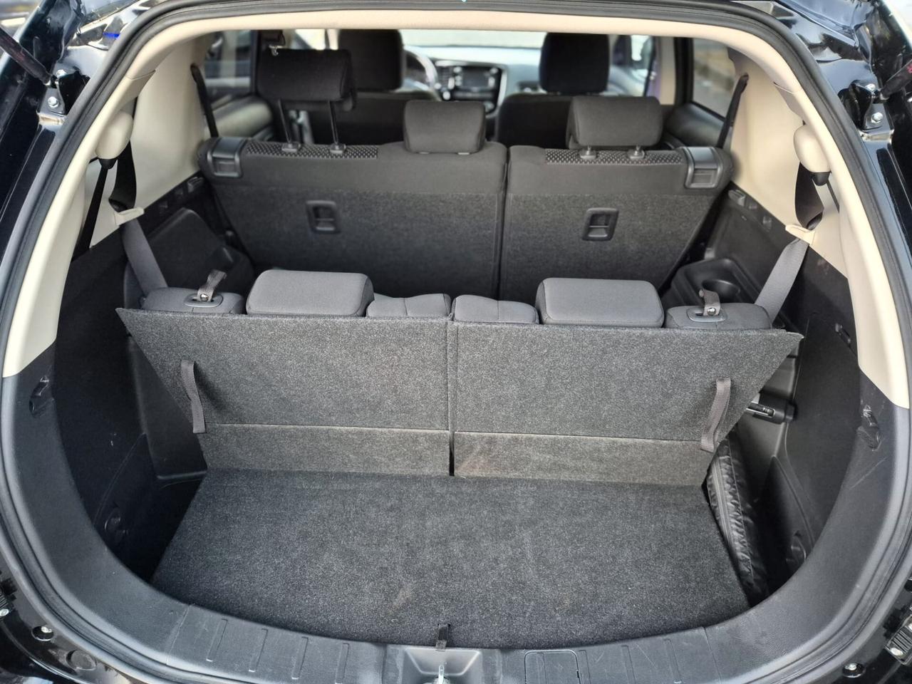 Mitsubishi Outlander 2.2 DI-D 2WD *7 POSTI*