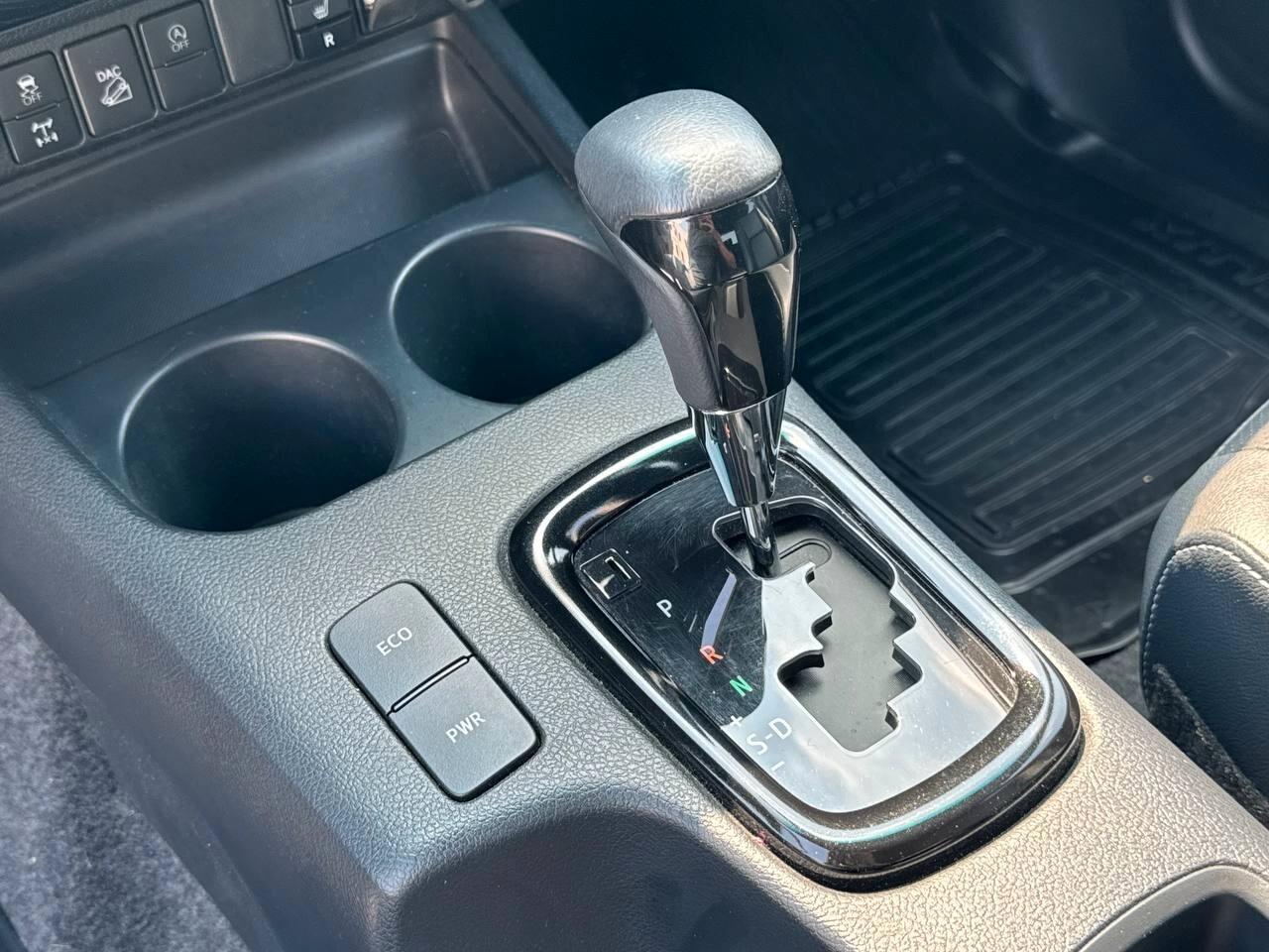 Toyota Hilux 2.4 D-4D A/T 4WD 4 porte Double Cab Invincible