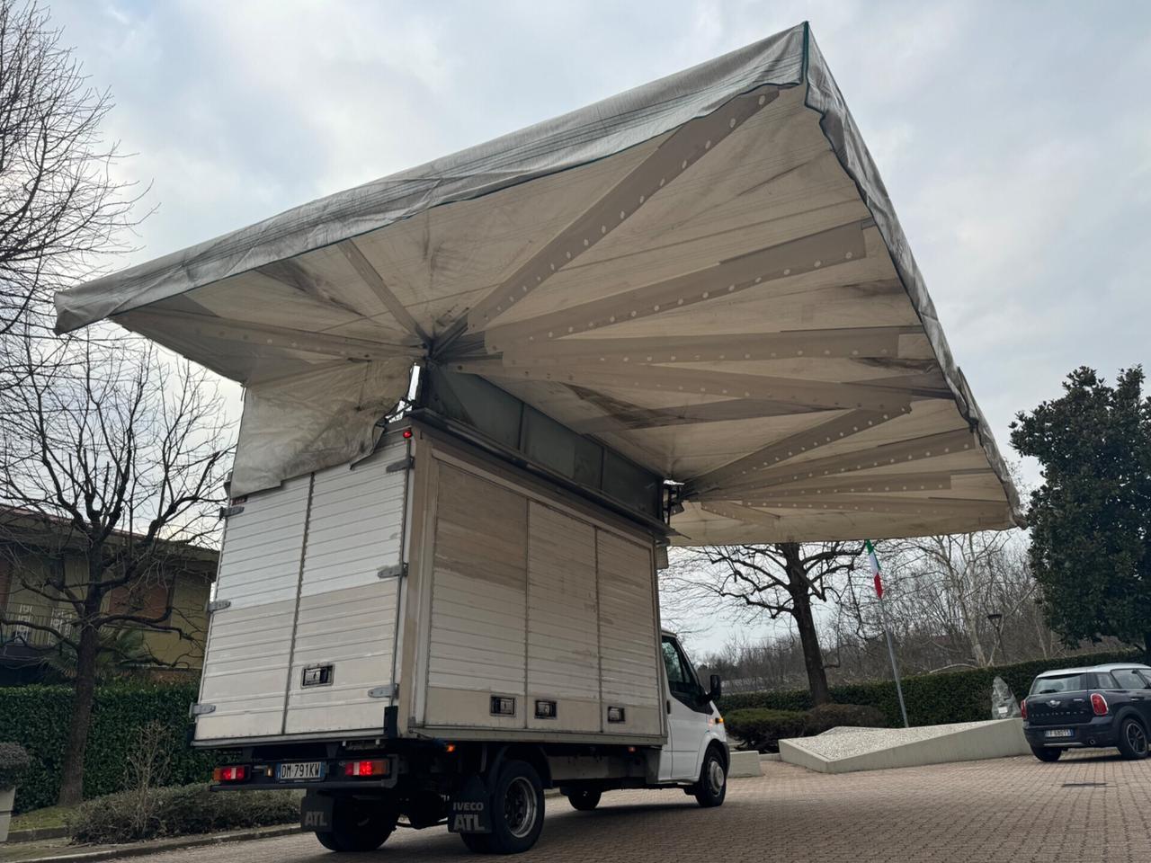 Ford transit furgonato con tenda elettrica