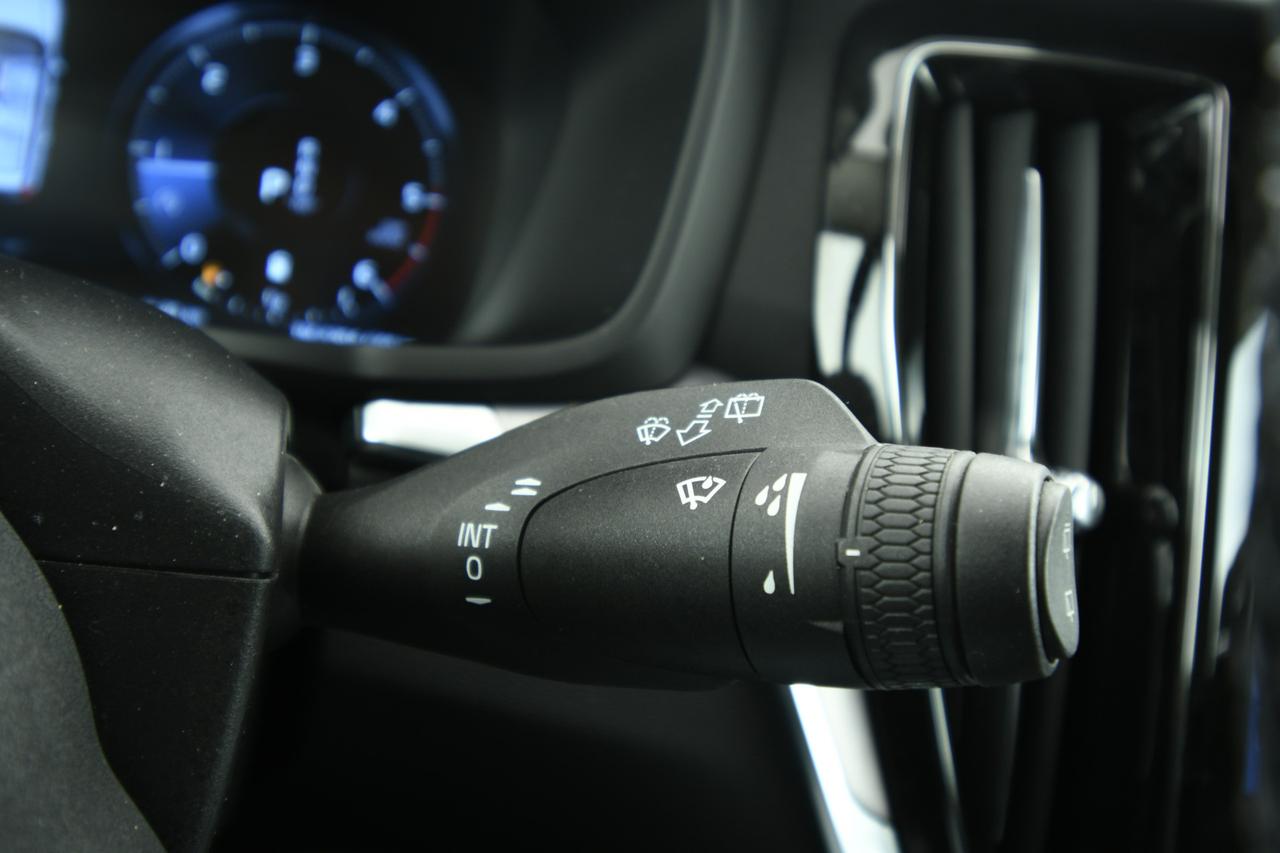 VOLVO V60 2.0 b4 Momentum Business auto NEOPATENTATI+C17"