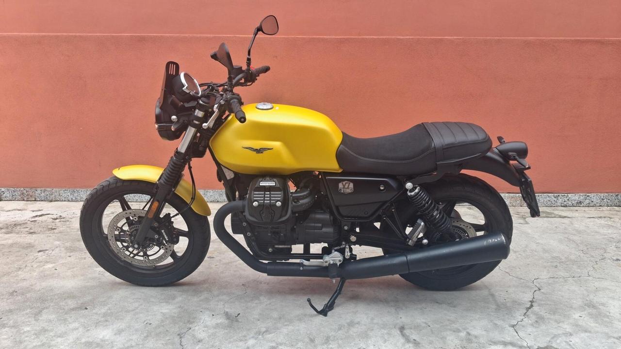 Moto Guzzi V7 stone