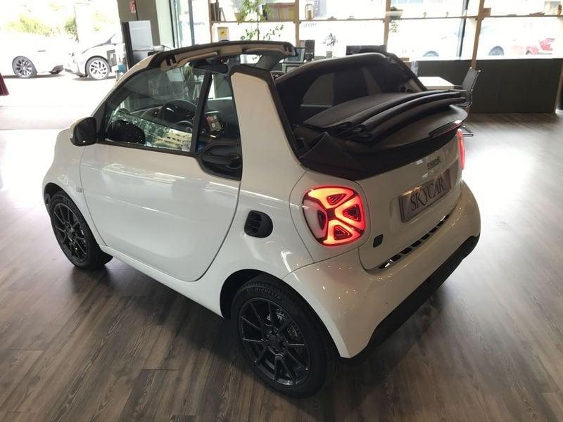 smart fortwo EQ cabrio suitegrey Caricatore da (22kW) Fari Ful Led
