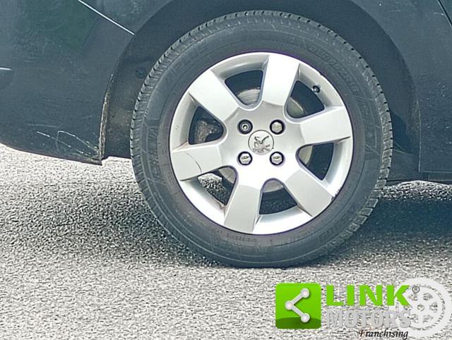 PEUGEOT 5008 1.6 HDi 110CV Tecno