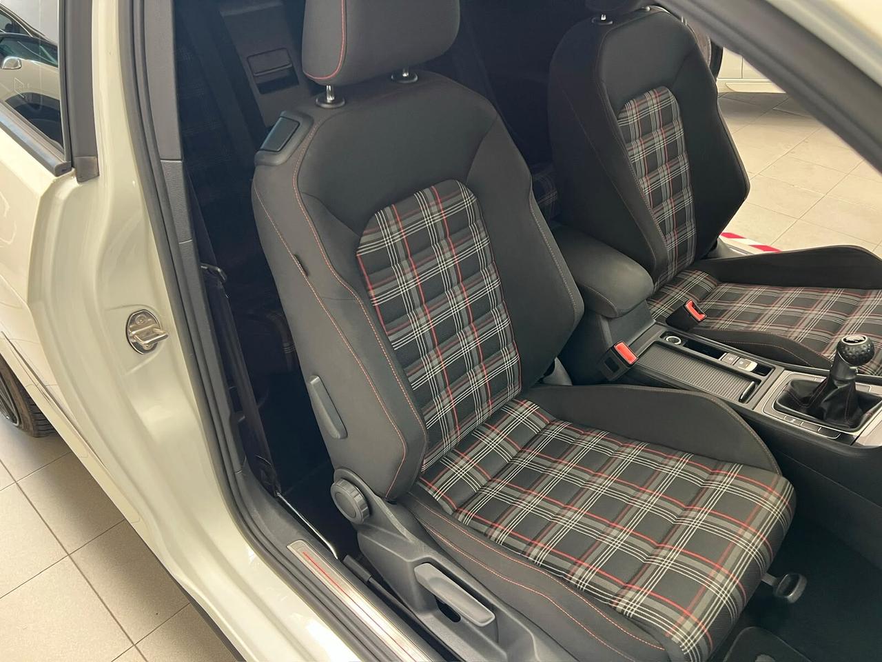 Volkswagen Golf GTI Performance 2.0 TSI 3p. 230cv