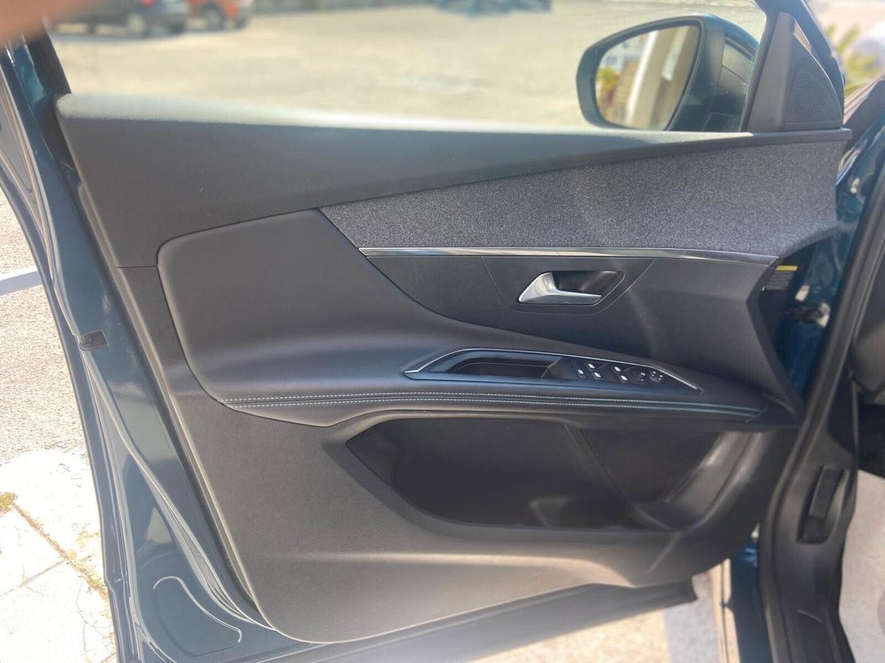 Peugeot 3008 HDi 130CV EAT8 Allure 2023 KM 30.000