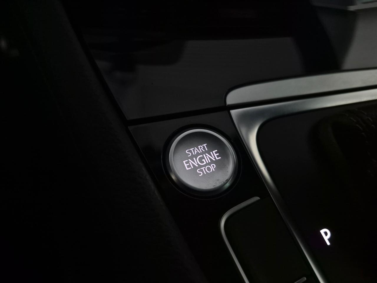 Volkswagen Golf 1.5 TFSI 150CV DSG *R-LINE* LED APPLE CARPLAY ANDROID AUTO RETROCAM. LAVAFARI VETRI PRIVACY