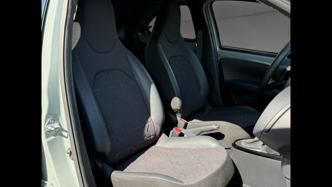 TOYOTA Aygo X 1.0B LOUNGE S-CVT - MY24