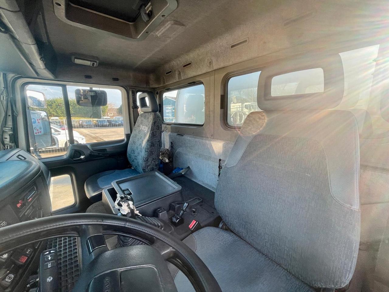 Volvo FL6-250 - CISTERNA TRASPORTO CARBURANTE CON POMPA CONTALITRI