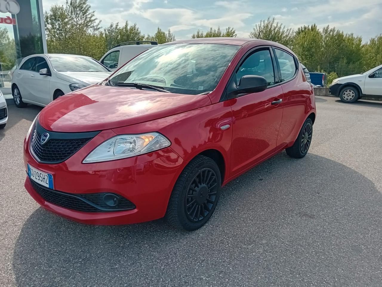 Lancia Ypsilon 1.0 firefly hybrid Silver