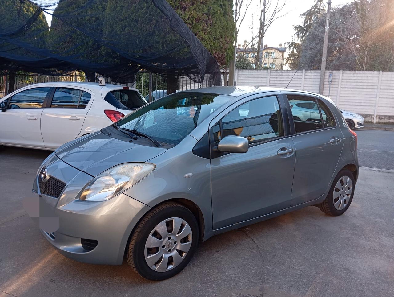 Toyota Yaris 1.0 5 porte Sol neopatentati permute