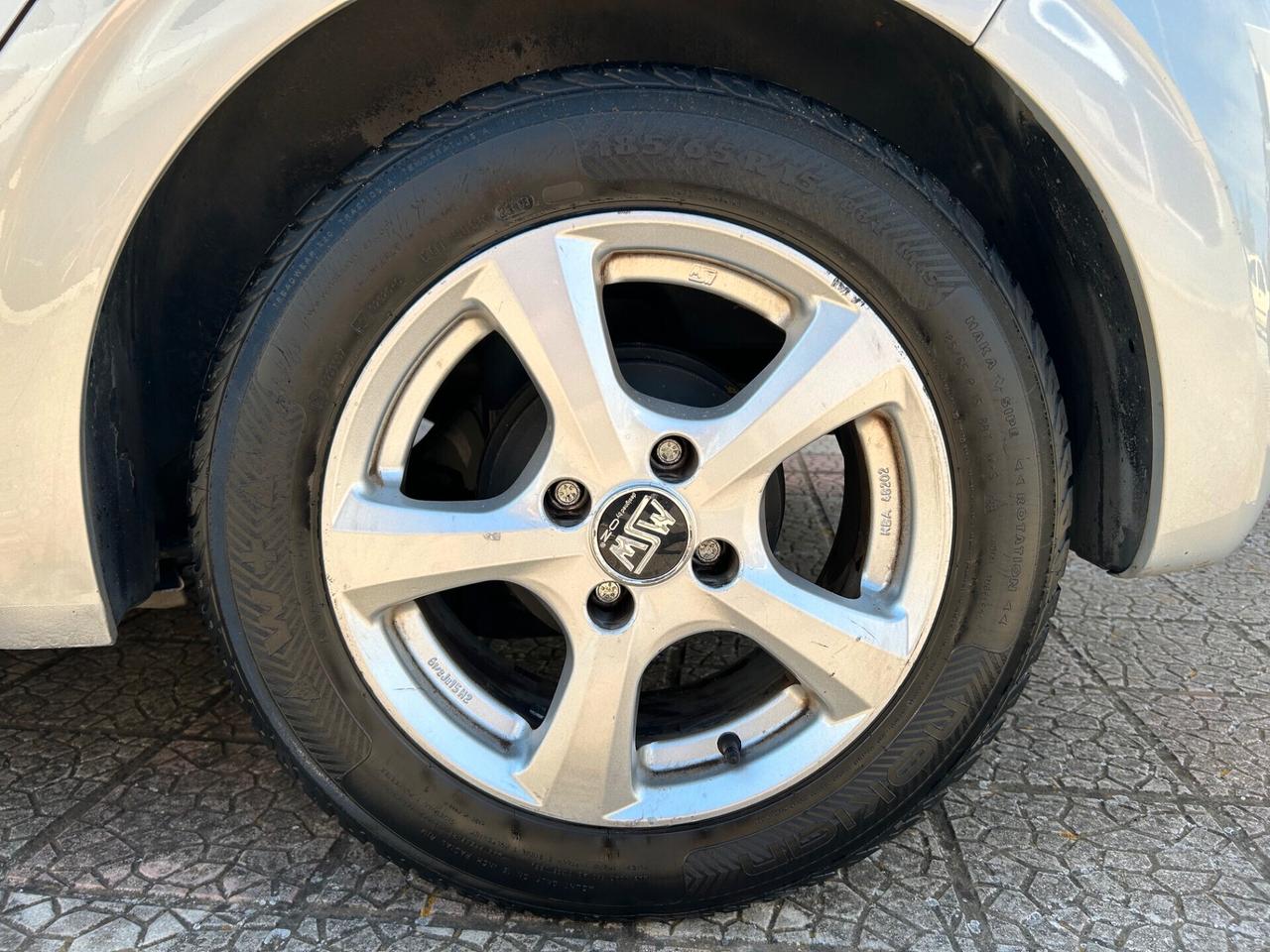Peugeot 208 1.4 HDi 68 CV 5 porte Allure