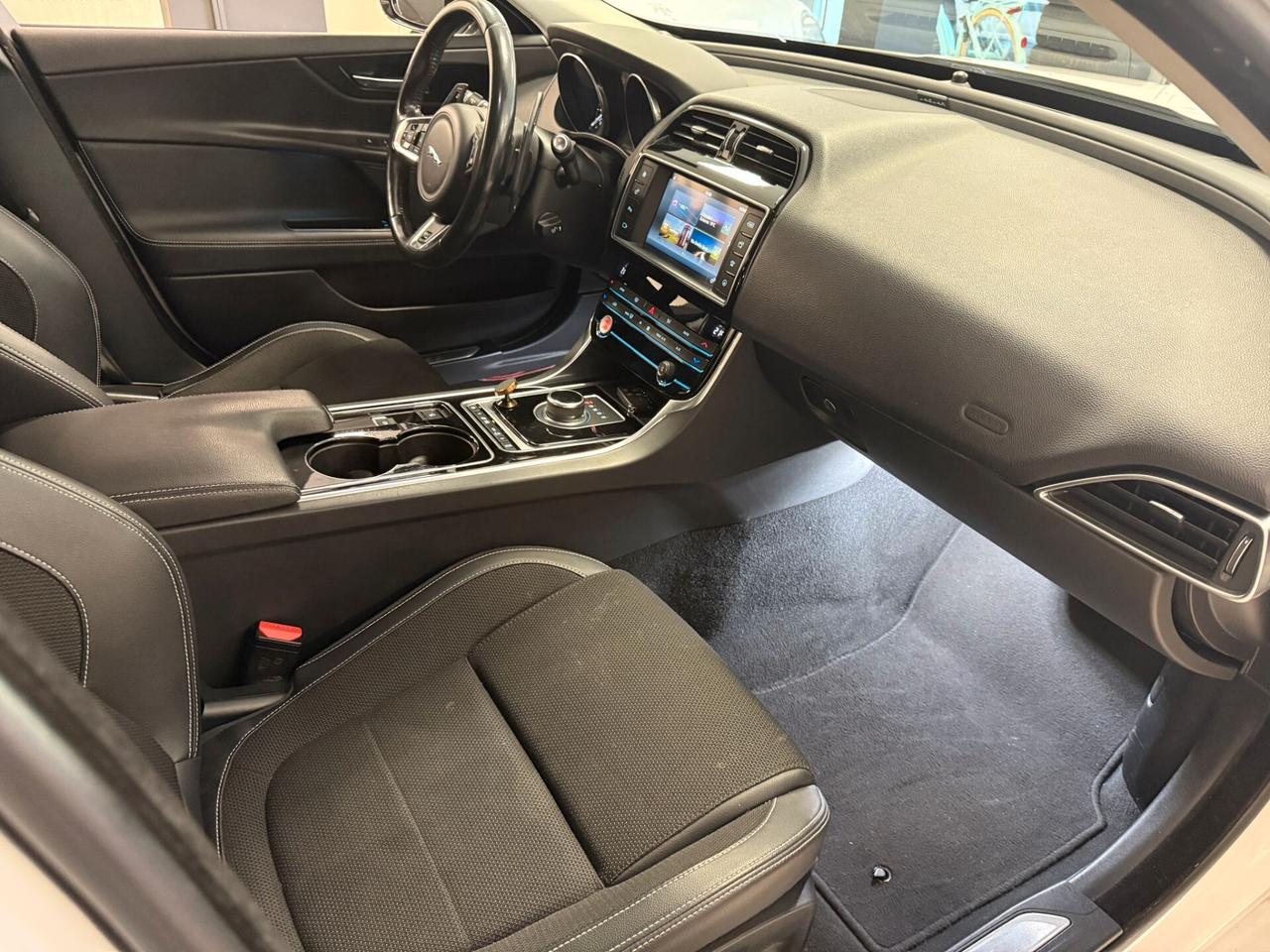 Jaguar XE 2.0 D Turbo 180CV Portfolio