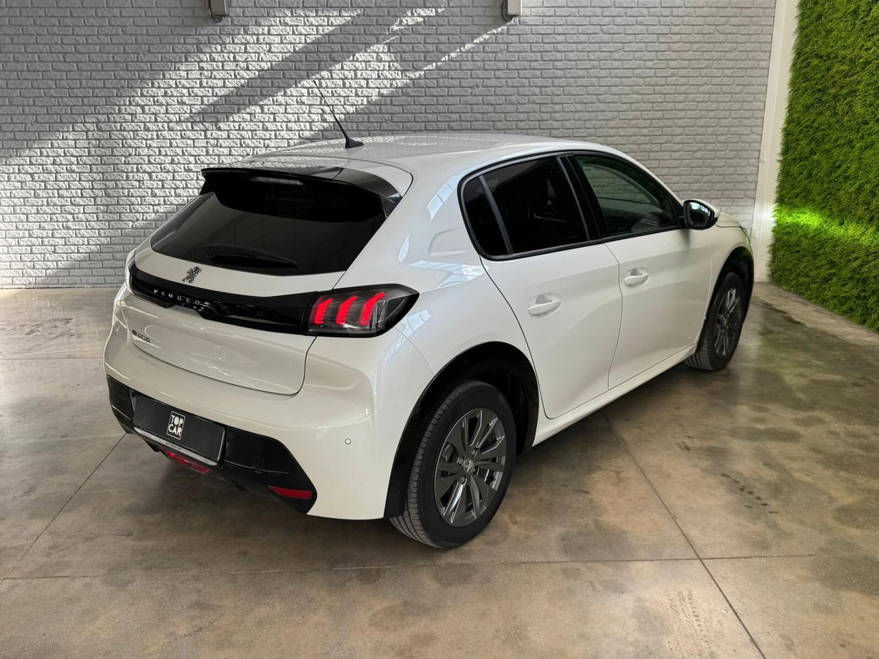 Peugeot 208 motore elettrico 136 CV 5 porte Allure
