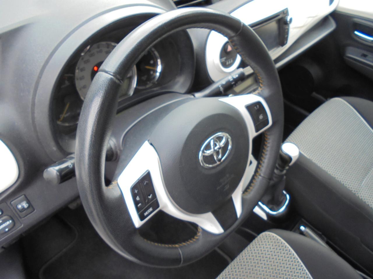 TOYOTA YARIS 1.4 D-4D 5P LOUNGE – UNIPROPRIETARIO-