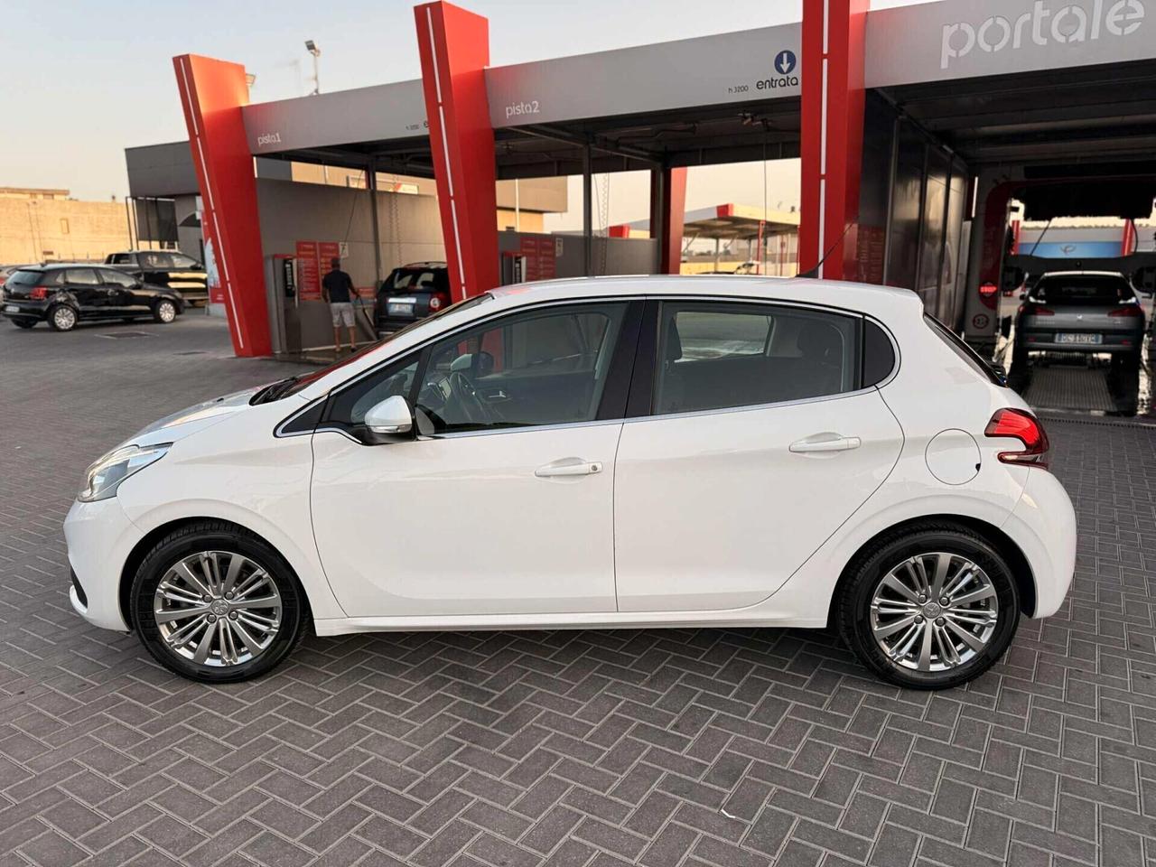 Peugeot 208 1.5 HDi 102 CV Stop&Start 5 porte Allure/OK NEOPATENTATI
