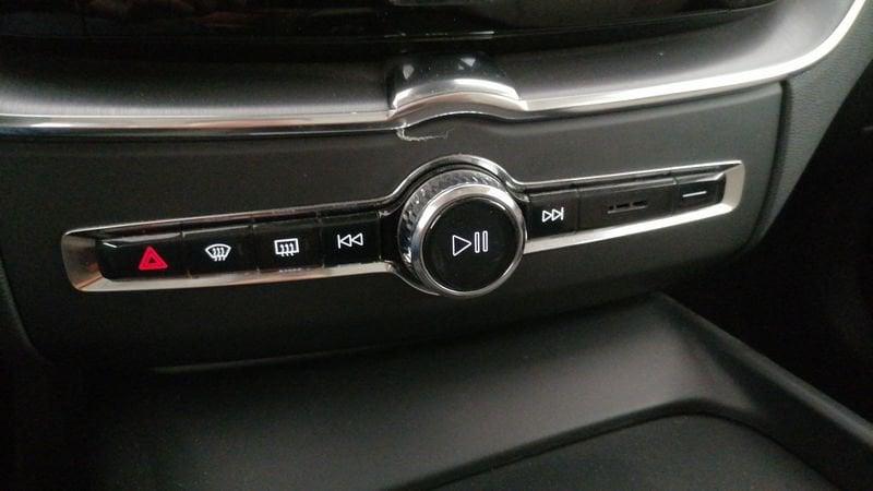 Volvo XC60 2.0 b5 Momentum Pro awd auto