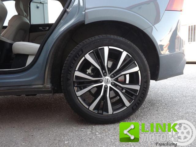 VOLVO XC60 B4 (d) AWD automatico Plus Dark ben tenuta