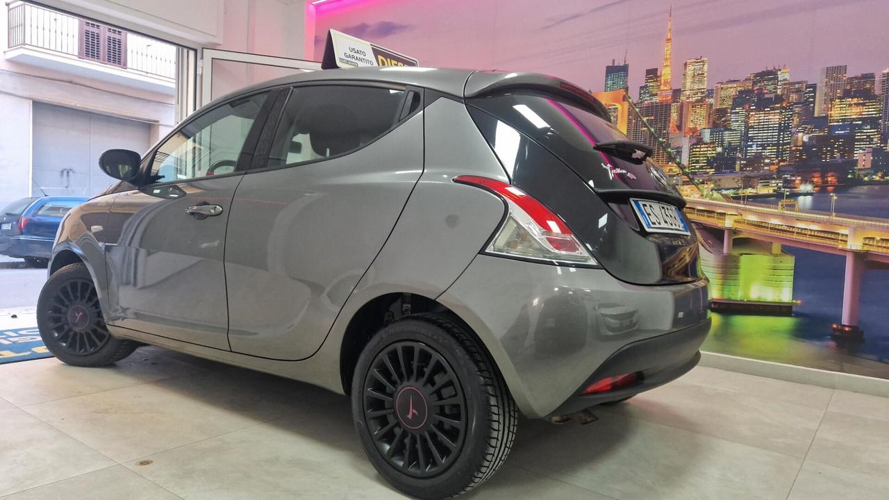 Lancia Ypsilon 1.3 MJT bicolor