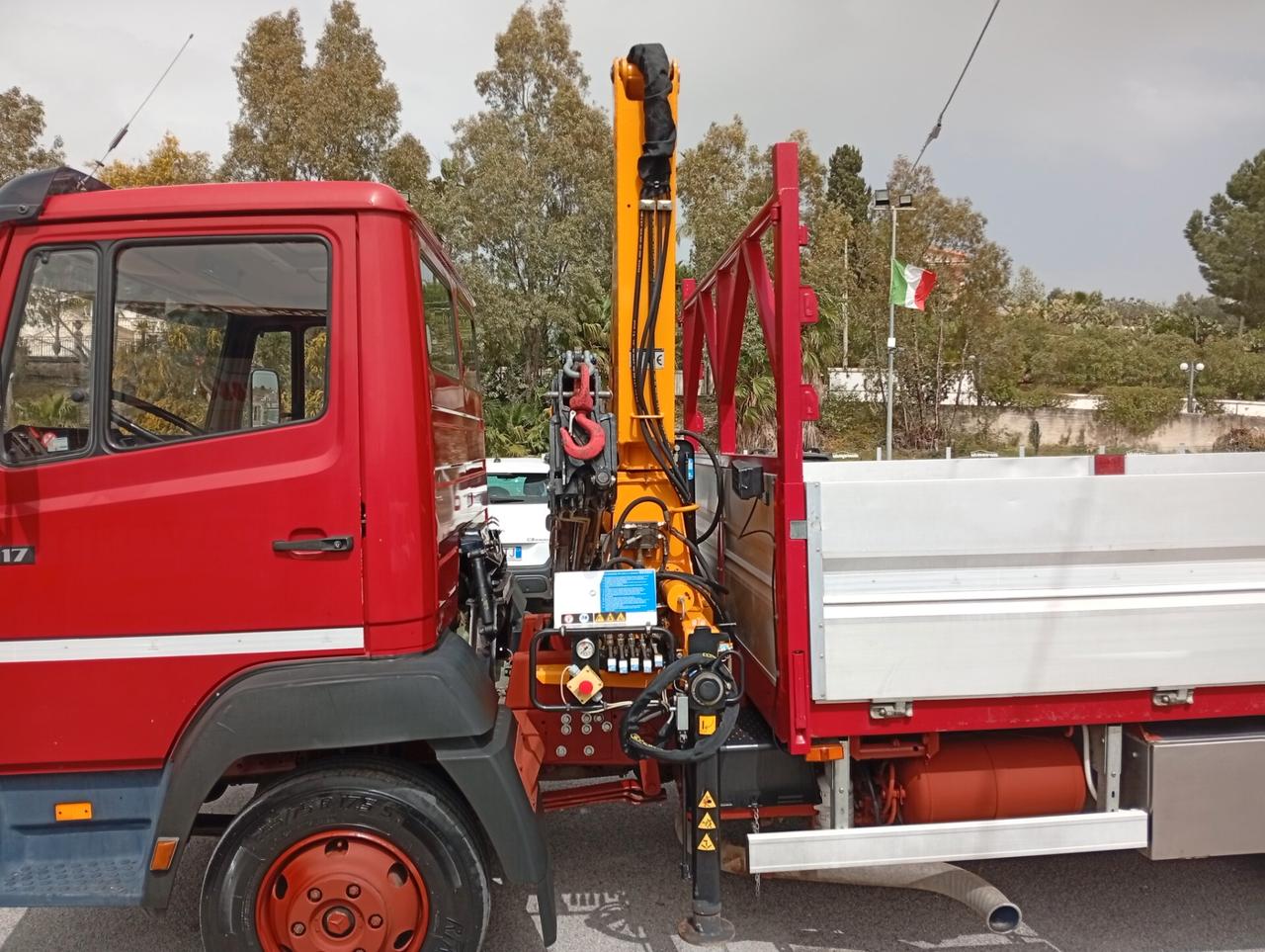 Mercedes Benz cassonato con Gru Effer