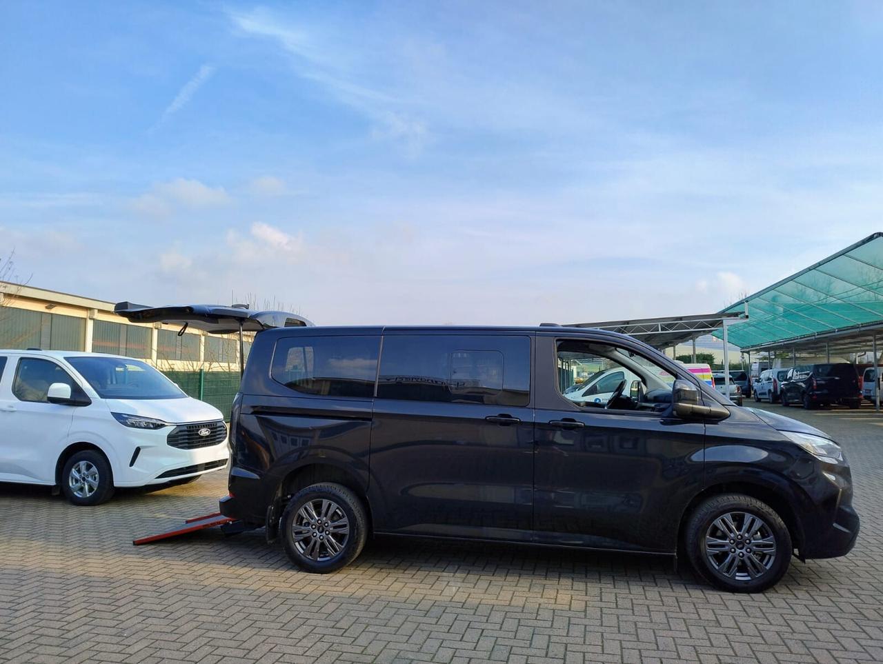 CUSTOM TRASPORTO DISABILI CON RIBASSAMENTO