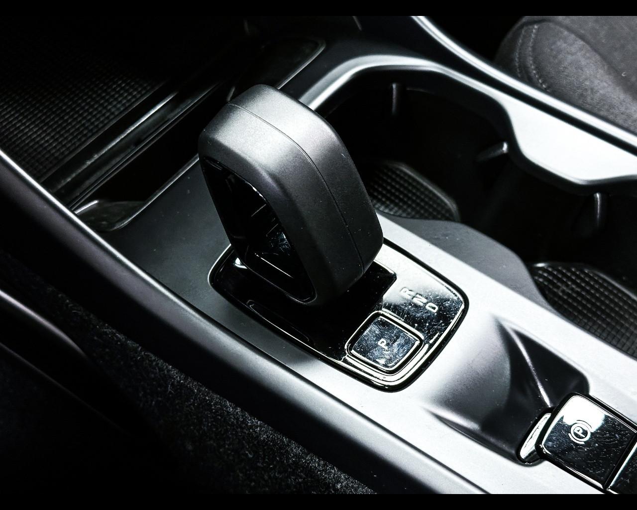 VOLVO XC40 (2017-->) - XC40 T2 Essential