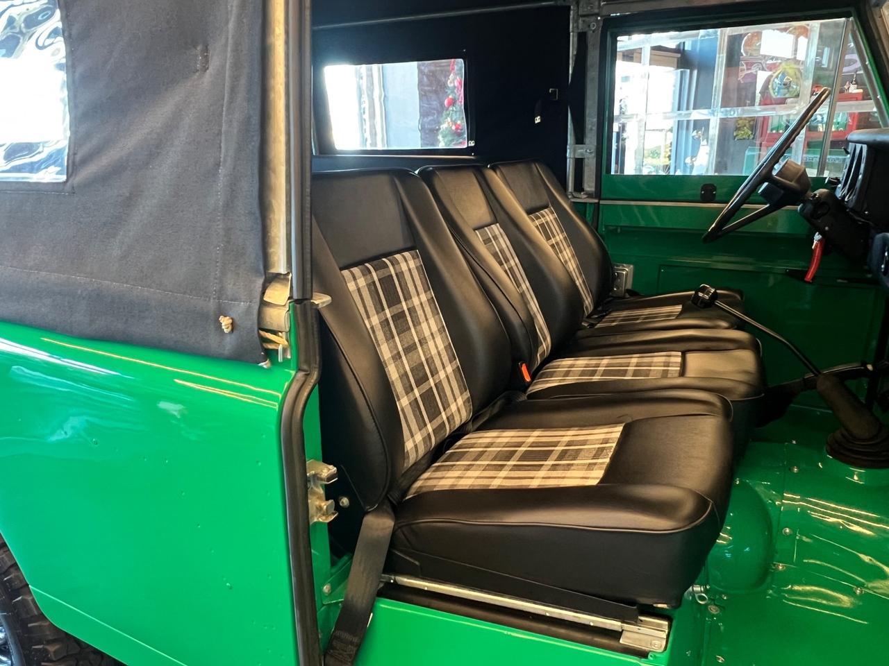 Land Rover Defender Series 109 V8 3