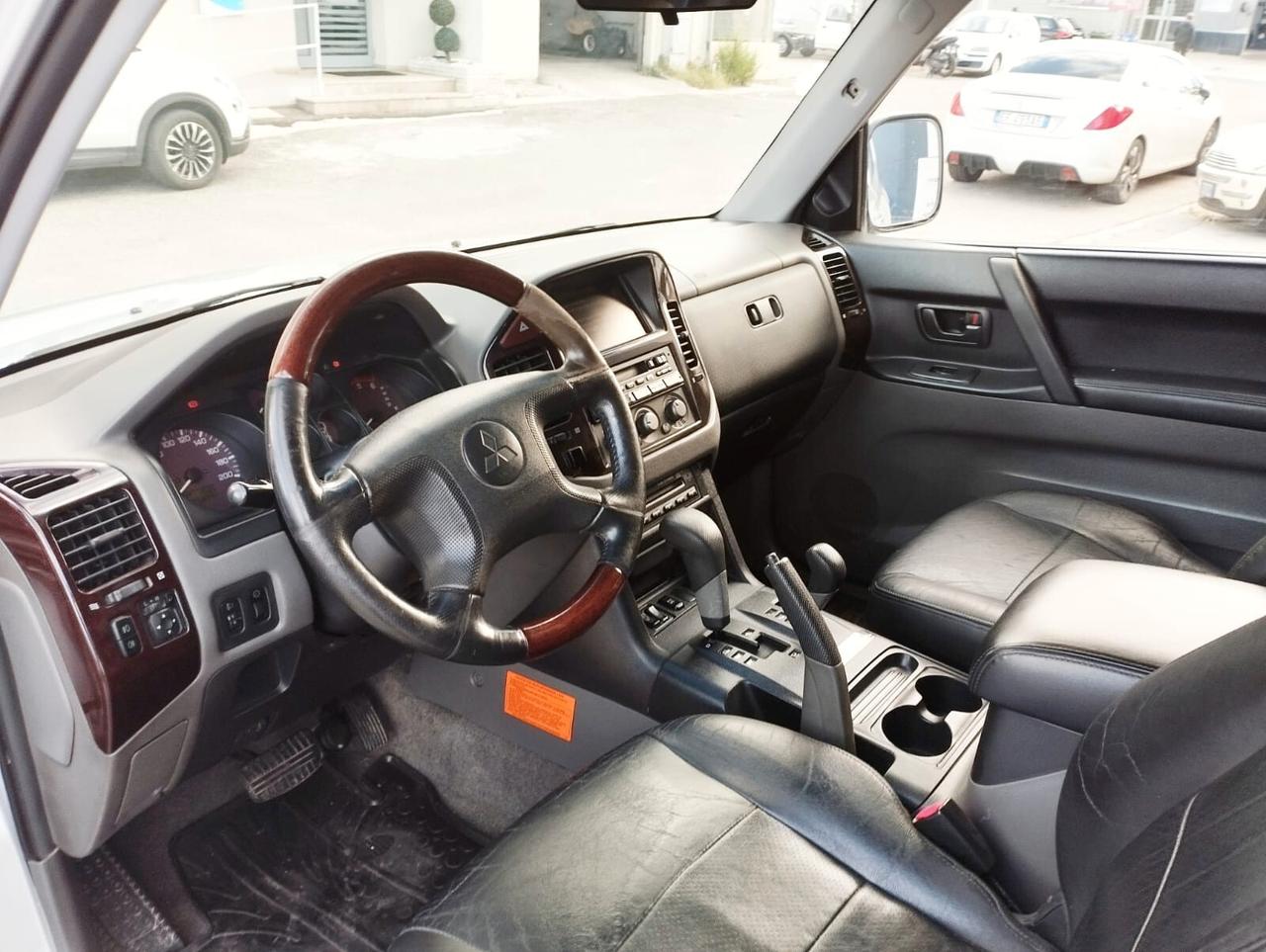 Mitsubishi Pajero 3.2 16V DI-D 3p. GLS2 Autocarro