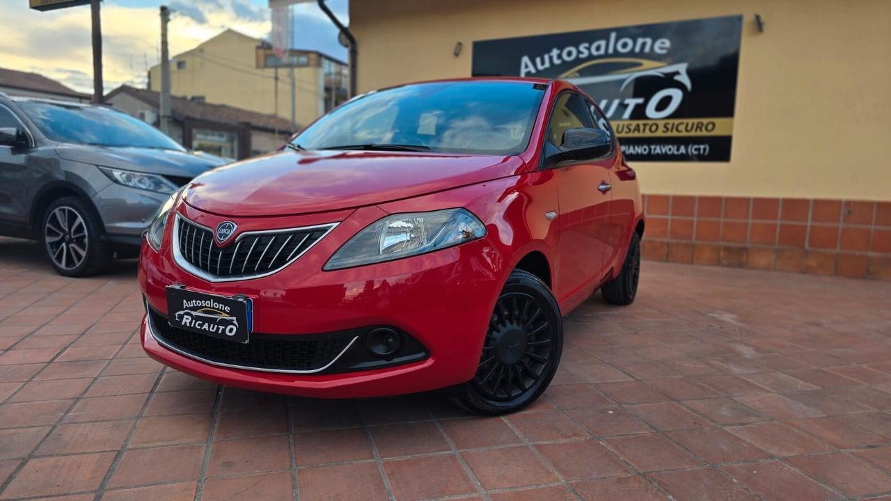 Lancia Ypsilon 1.0 FireFly 5 porte S&S Hybrid Ecochic Silver