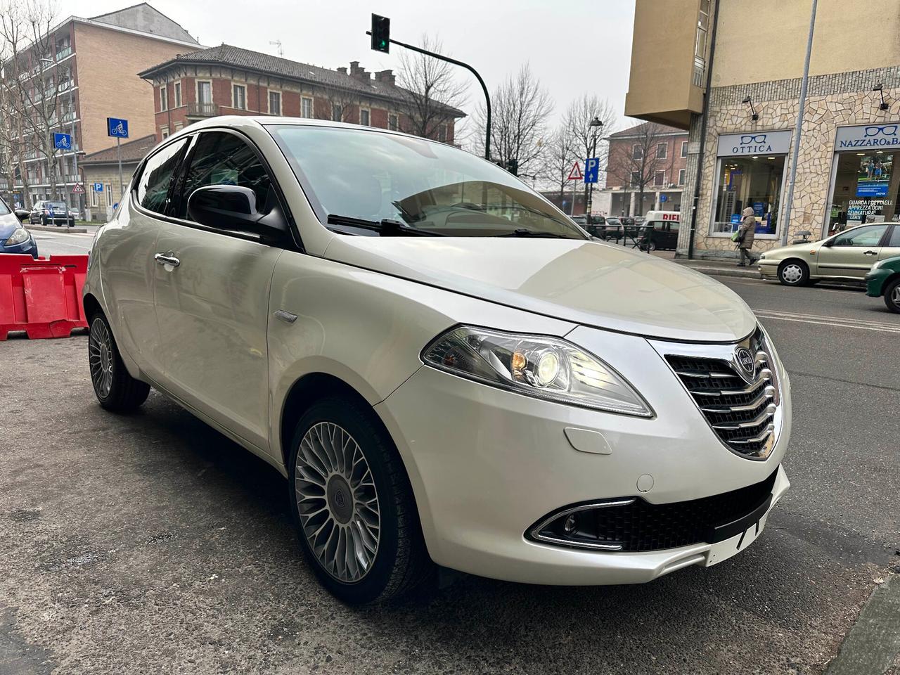 Lancia Ypsilon 1.2 *PELLE - TETTO-FARI Xenon- Tom Tom*