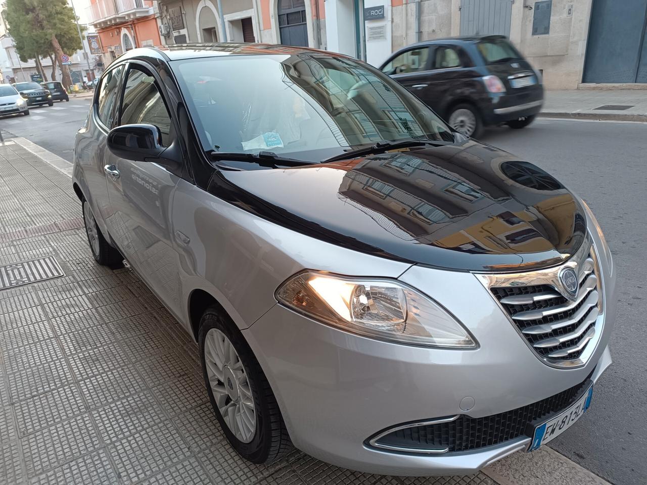 Lancia Ypsilon 1.2 69 CV 5 porte GOLD BI COLOR