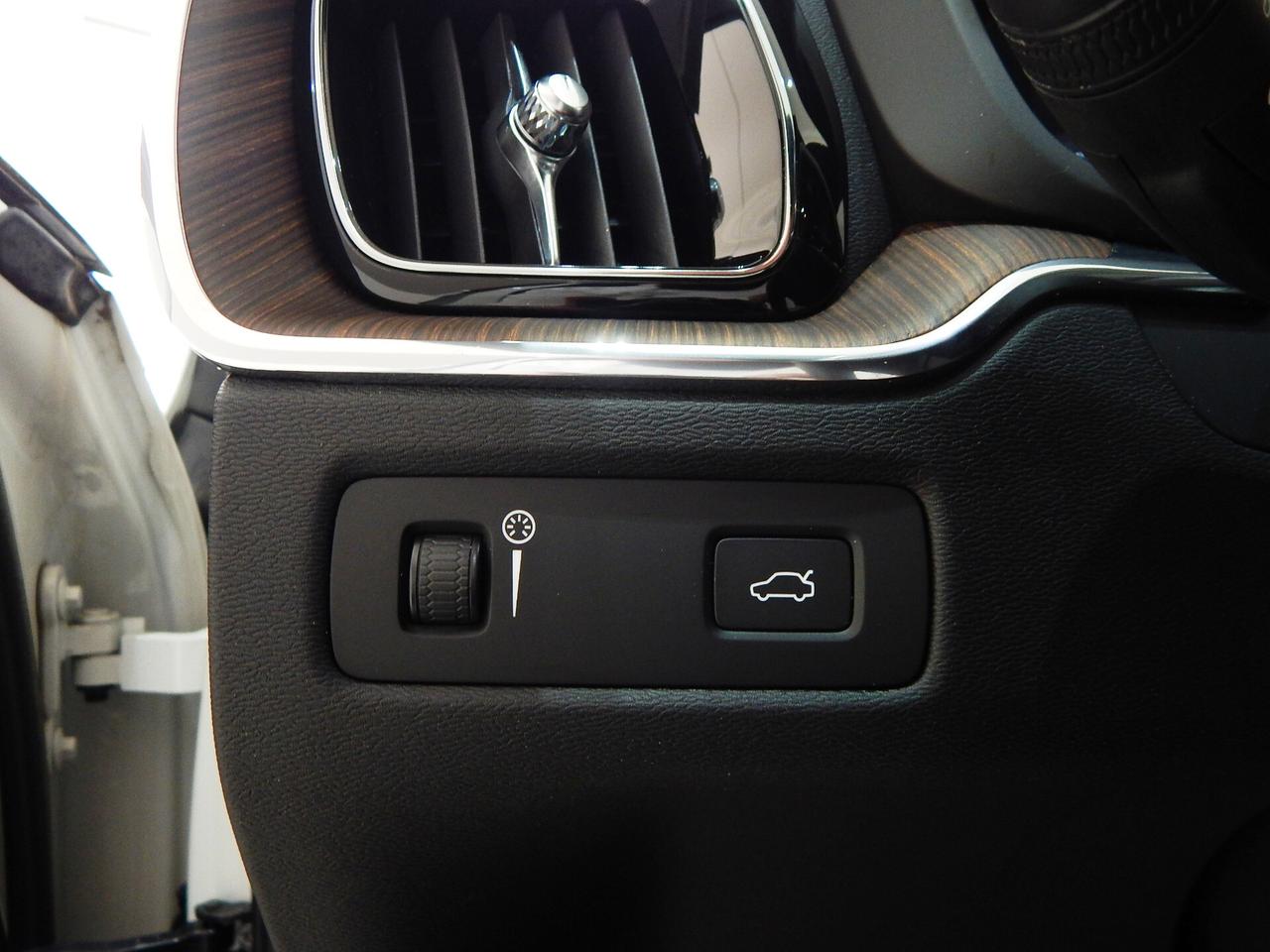 Volvo XC60 2.0 B4 Momentum Pro AWD Aut TETTO-NAVI-PELLE-KAMER