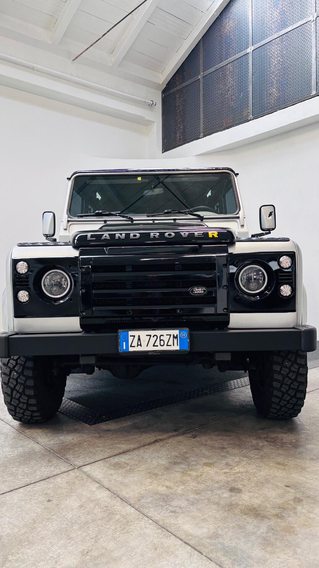 Land Rover Defender 110 (2009) – Edizione Custom Silver & Black