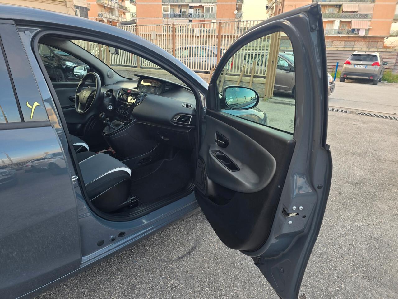 Lancia Ypsilon 0.9 TwinAir 85 CV 5 porte Metano Ecochic Elefantino