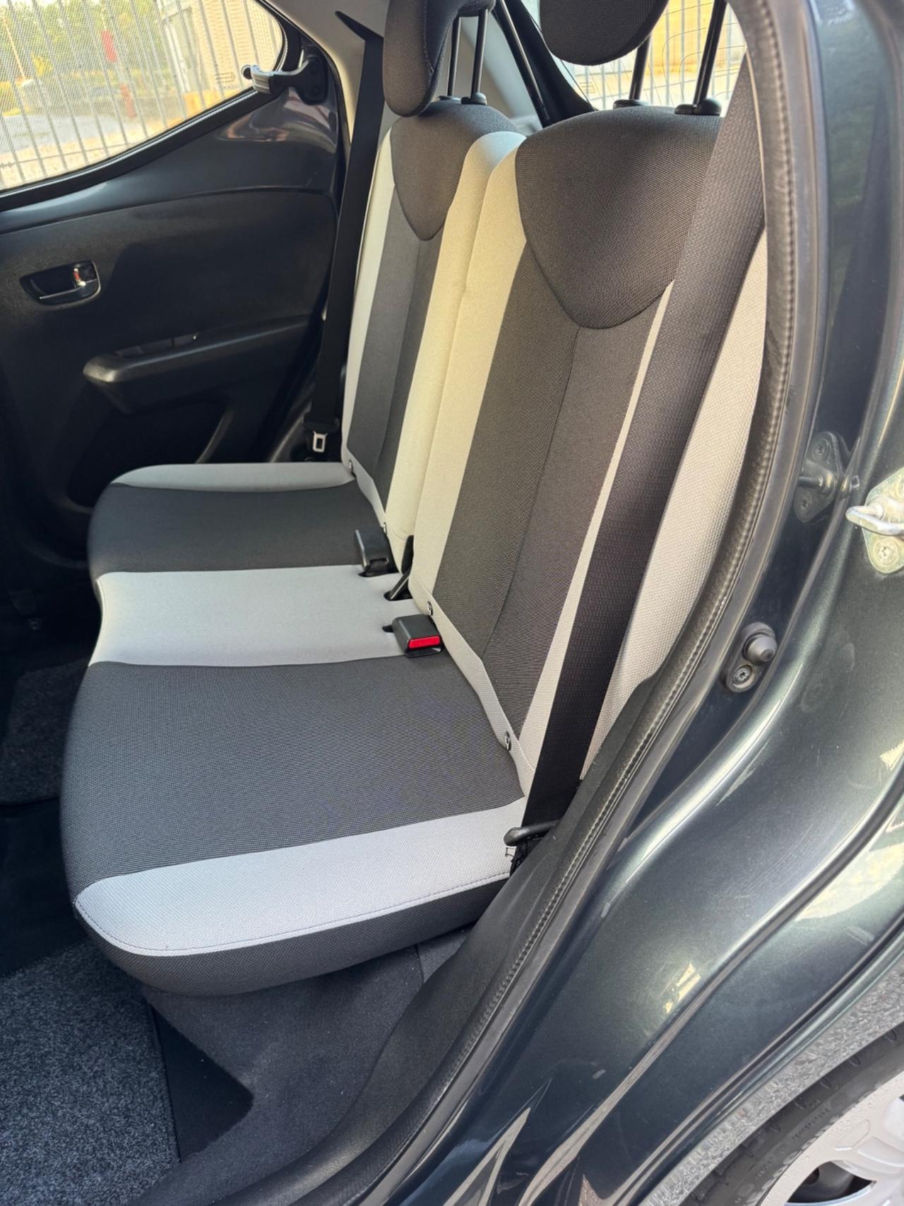 Toyota Aygo retrocamera tagliandata Neopatentati