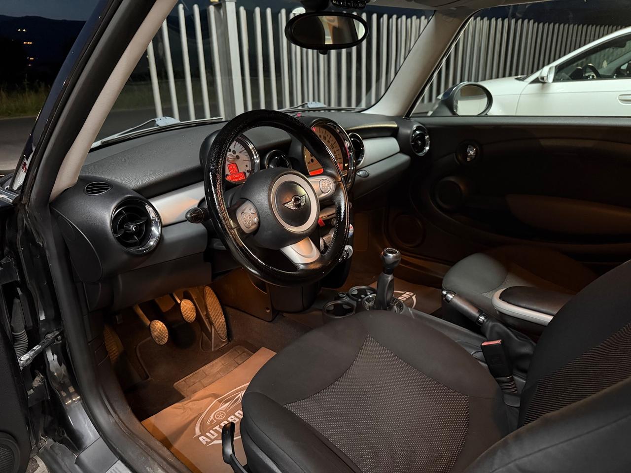 Mini 1.6 16V One D Total Black okneopatentati