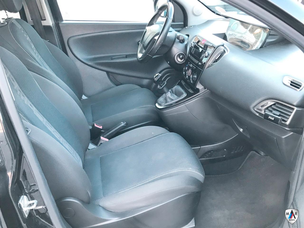 Lancia Ypsilon 1.2 69 CV 5 porte S Momodesign