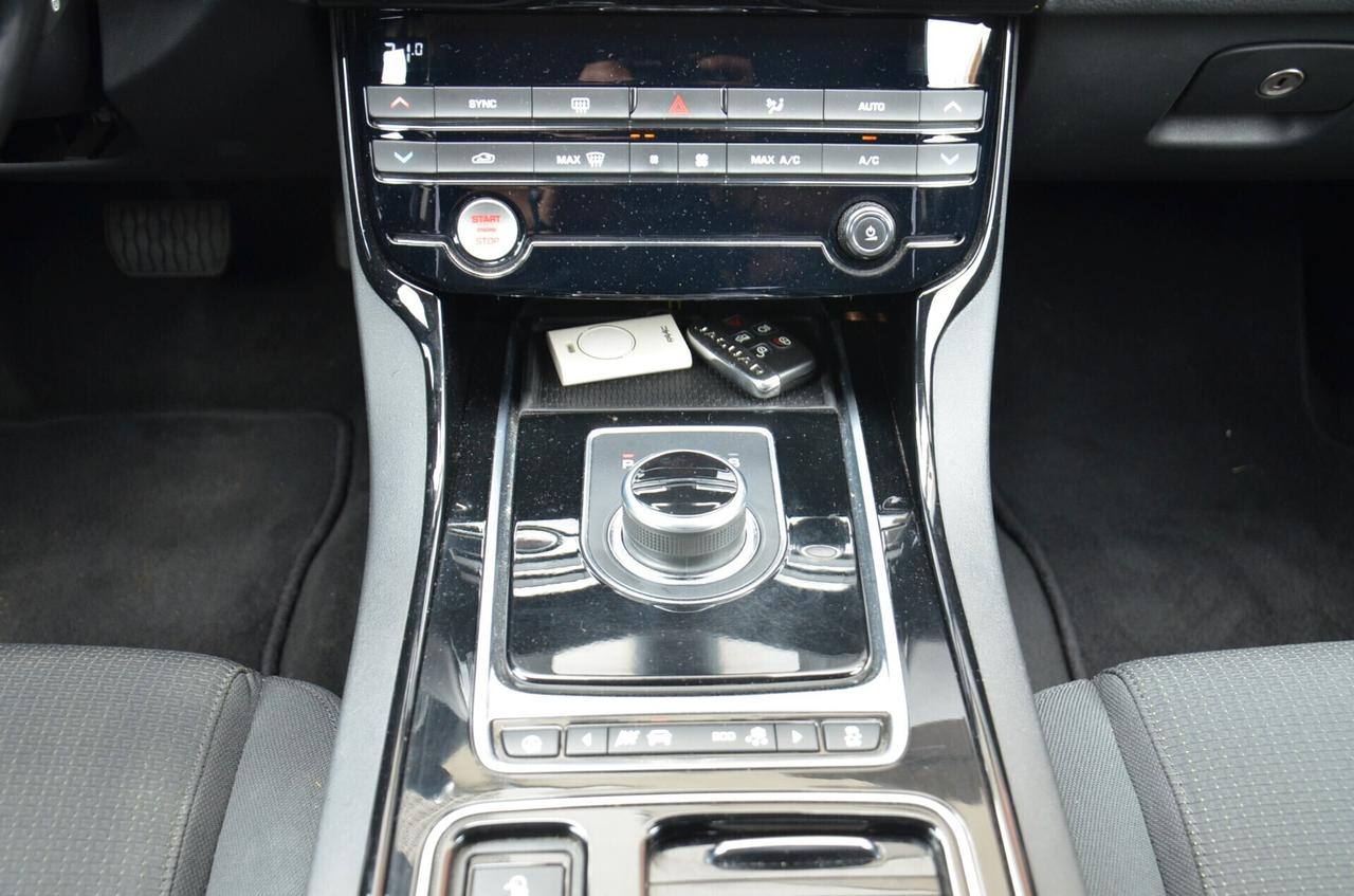 Jaguar XE 2.0 D 180 CV AWD aut. Pure