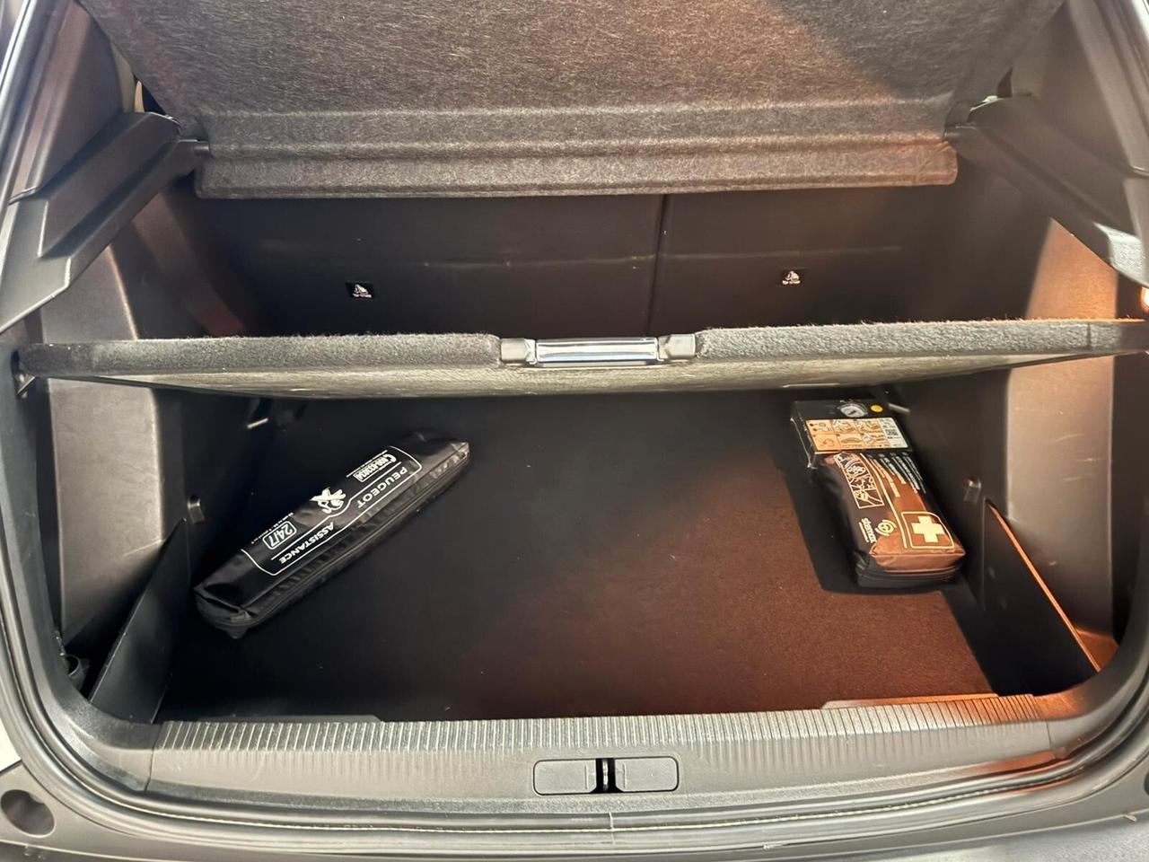 Peugeot 2008 BlueHDi 130 S&S EAT8 GT Pack Veglia l'i-cockpit 3D