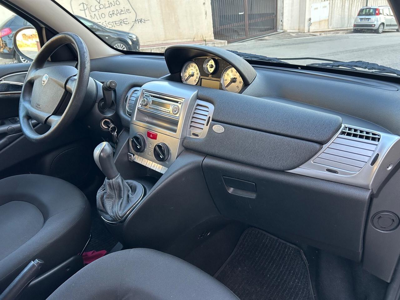 Lancia Ypsilon 1.3 MJT 75 CV Unyca