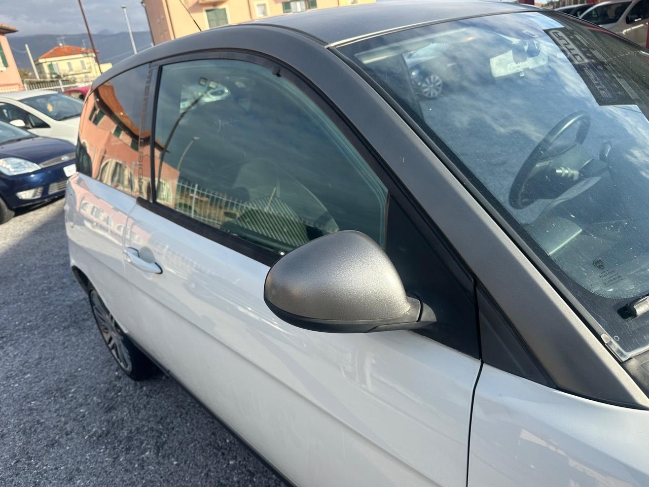 Lancia Ypsilon 1.4 16V Platino