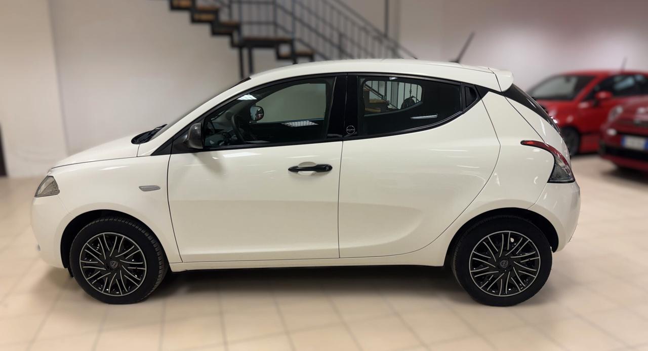 Lancia Ypsilon 1.0 FireFly 5 porte S&S Hybrid Ecochic Silver