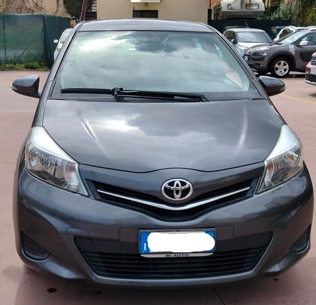 TOYOTA YARIS 1.4 D4D 5 PORTE NAVY CON GARANZIA