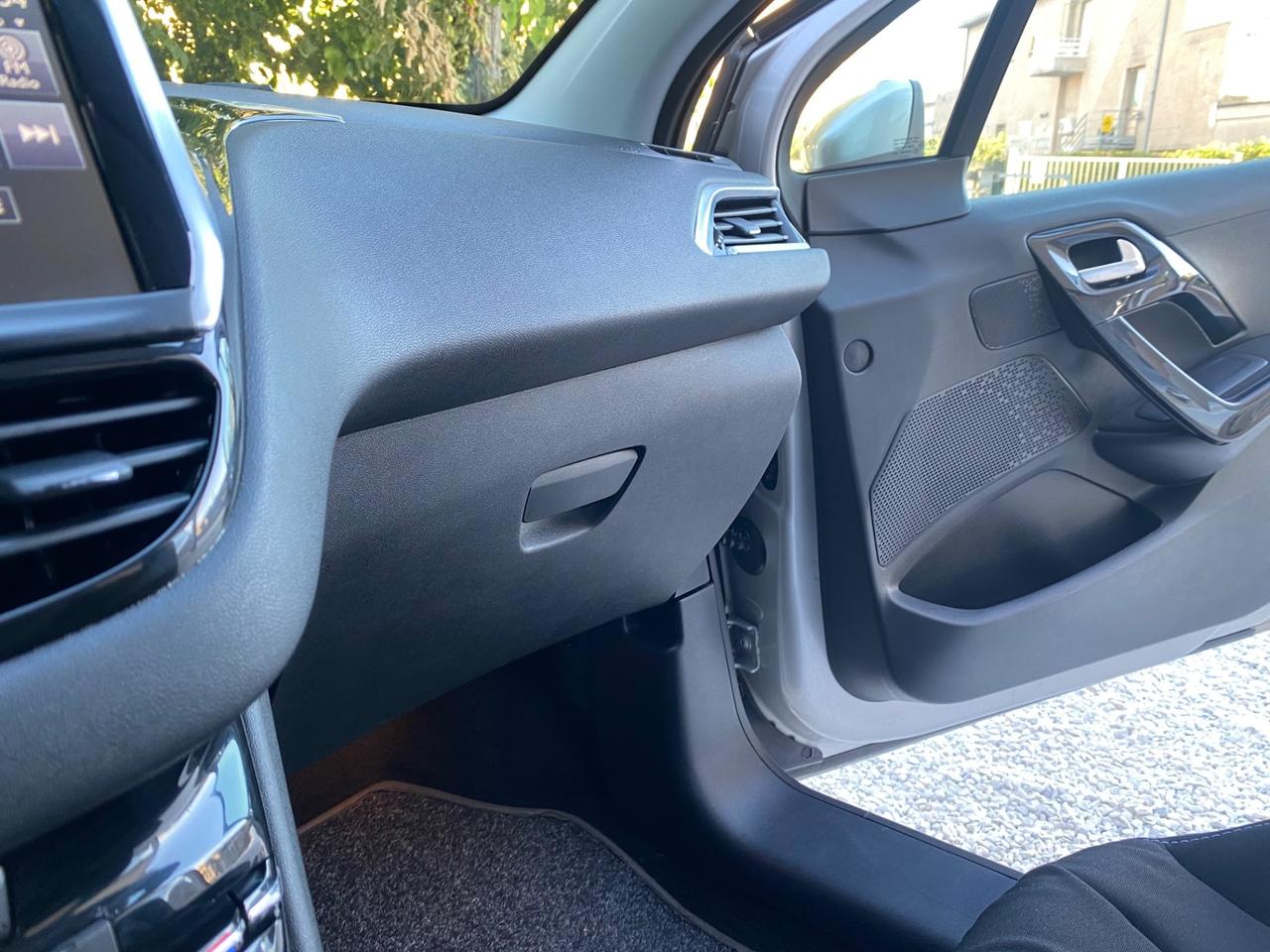 Peugeot 208 PureTech 82 5 porte Allure NEOPATENTATI!!!